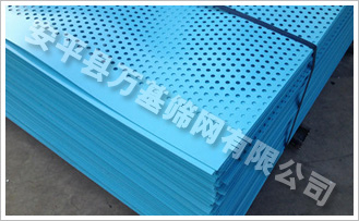 喷塑爬架网主要是为了防止施工人员在工作期间的安全防护问题，俗称爬架。说白了就是可以往上爬，不像传统脚手架那样，拆除在安装。应用于各种设计类型的高层和超高层房屋建筑、外形一致的高耸建筑物的施工防护；适用