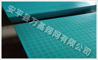 爬架网片依照其动力来源可分为液压式、电动式、人力手拉式等主要几类。它是近年来开发的新型脚手架体系，主要应用于高层剪力墙式楼盘。它能沿着建筑物往上攀升或下降。这种体系使脚手架技术完全改观：一是不必翻架子