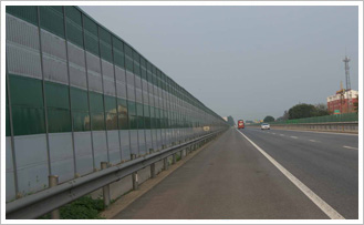 声屏障施工要求：1。修筑于路基上的声屏障基础应与路基同步修建，不得因其施工而损坏、影响路基的稳固与安全。声屏障的基础施工宜在路基本体成型后、轨道铺设及电缆槽施工前；施工前应查清路基上各类管线的位置；依