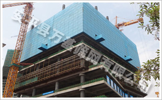 爬架网优点：1、节省材料：仅搭设4~5倍楼层高度，大幅度减少脚手架的使用量；2、节省人工：不需要倒运材料，升降全自动化；3、独立性强：依靠自身设备升降，不占用垂直运输设备；4、缩短工期：避免重复搭建，