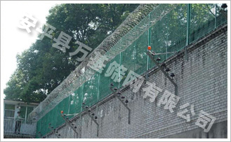 监狱护栏网称监狱护栏网又监狱防护网或监狱隔离栅,主要是采用高强度的刀片刺网与普通防护网的结合,由V型支架立拄,加强型焊接片网,安全防盗连接件和刀片刺网组成.刀片刺网是一种新型防护网,由锐利尖角镀锌钢板或不锈钢薄板做刀片,钢丝做芯线组合而成的防护器材.