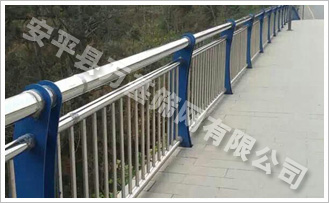 不锈钢护栏结构一般分为主杆和立柱，主杆也经常被称为主管（比如，楼梯护栏扶手部位即是我们所说的主管）。三角护栏网-1三角护栏网-2三角护栏网-3三角护栏网-4三角护栏网-5三角护栏网-6