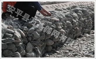 赛克格宾网是指由机编双绞合六边形金属网面构成圆柱形工程构件，其中装入块石等填充料，构成具有柔性、透水性的结构，应用于防沙和河道整治等工程, 另外，还可用于装饰等。