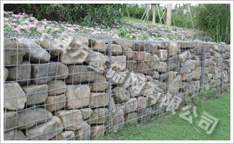 电焊石笼网采用优质低碳钢丝，严格按照BS1052:1986标准通过自动化、精密、准确的机械设备排焊加工成形后