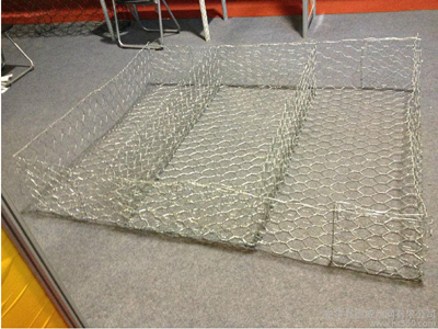 石笼网由高抗腐蚀、高强度、具有延展性的低碳钢丝或者包覆PVC的以上钢丝使用机械编织而成，使用该网制作而成的箱型结构就是石笼。