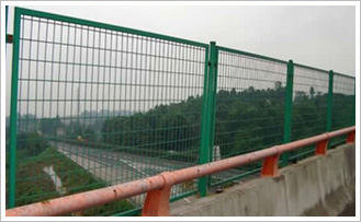 桥梁防抛网采用优质低碳钢丝、铝镁合金丝编织焊接而成,使用喷塑进行防腐处理，轧弯成型，弯度70mm或150mm。特点：桥梁防抛网也称桥梁护栏网，主要用于对桥梁两侧的保护、防护等作用。具有网身轻巧、造型新