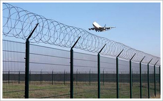 机场护栏网又称作“Y型安全防御护网”，是由V型支架立柱加强型焊接片网，安全防盗连接件和热镀锌刀片刺网组成强度和安全防御性级别很高。被广泛应用在机场，军事基地等高安全场所。注:如果在机场护栏网顶部加装刀