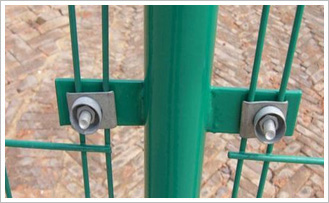 双边护栏网又叫双边丝围栏网是护栏网中的一种，因价格便宜，安装方便受到了广大客户的选择。双边护栏网产品规格：　　(1).浸塑丝经3.5mm-5.5mm；　　(2).网孔：60mmx120mm（50mmx