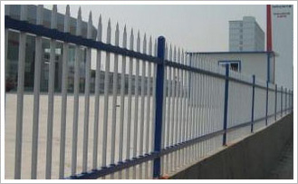 锌钢护栏ZincsteelFence是指采用锌合金材料制作的用于不同部位、具备不同功能性的围护栏杆，由于其后期是用静电喷涂处理表面层，使具有高强度、高硬度、外观精美、色泽鲜艳等优点，成为住宅小区、工厂