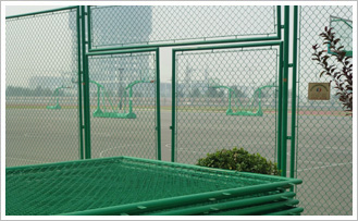 球场围网是专为体育场设计的新型防护产品，此品网体高、防攀爬能力强。它又被称为：体育场围网，可以在现场施工安装围柱，围网,产品最大特点是灵活性强，可根据要求随时调整网片的结构，造型和尺寸。体育场围网特别