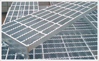 锯齿钢格板由一面是锯齿状的扁钢焊接而成，除具有普通钢格板的特点和用途以外还具有较强的防滑能力，尤其适用于潮湿、滑腻的地方，海上采油平台等。锯齿钢格板采用热浸镀锌表面处理,具有很强的防锈力。本产品可作的