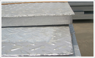 复合钢格板是由具有一定横跨能力的钢格板和密封表面的花纹板或钢网组合而成的一种产品，它可用任何一种型号的钢格板和不同厚度的花纹钢板或各种规格的钢网构成。它除有钢格板共有的特性外还具有可防小件掉落的特点，