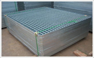 镀锌钢格板是用扁钢按照一定的间距和横杆（扭绞方钢、方钢、圆钢、扁钢等）进行交叉排列，并且焊接成中间带有方形格子的一种钢铁制品而后再将其通过热浸锌防腐处理的一种深加工钢铁制品。由于镀锌钢格板具有成本较低