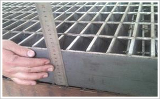 重型钢格板是指承载扁钢宽度65mm以上，承载扁钢厚度在6mm以上的钢格板，它的横杆通常采用扁钢或者采用直径为10mm或者12mm的钢筋。重型钢格板用途：重荷载钢格板是专门为需要重荷载场合设计制作的，适